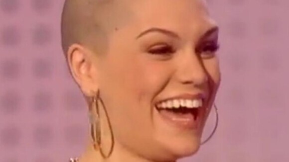 Jessie J dévoile son crâne rasé en direct