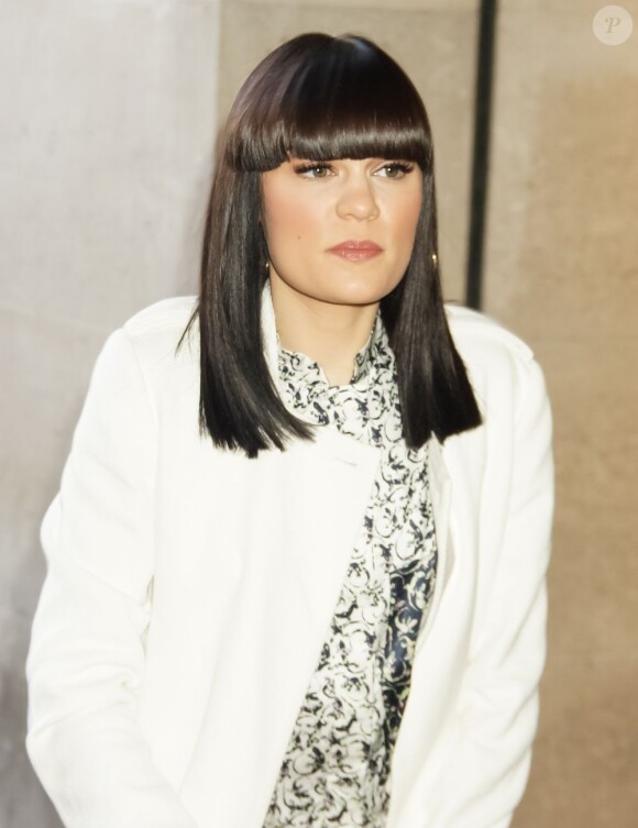 Jessie J à la sortie des studios de la Radio One à Londres, le 14 mars 2013, quelque temps juste avant de se raser la tête pour la bonne cause.