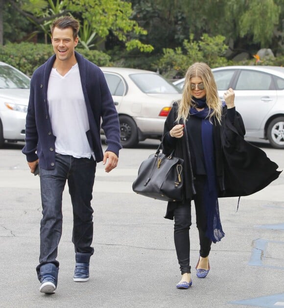 Josh Duhamel et Fergie, enceinte, dans les rues de Los Angeles, le 17 mars 2013.