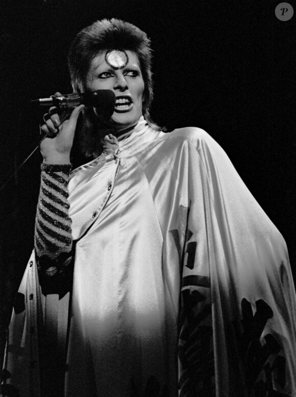 David Bowie est Ziggy Stardust, le 12 mai 1973 à Londres.