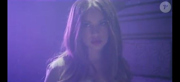Xenia Tchoumitcheva dans le clip de Est-Ce Que Tu M'Aimes Encore ?