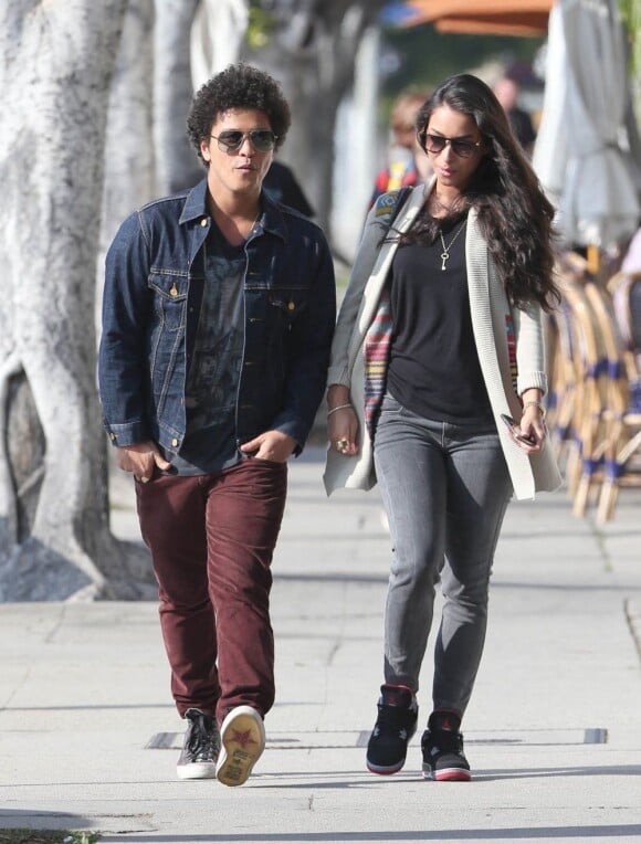 Bruno Mars et sa chérie Jessica Caban vont au restaurant à Los Angeles, le 18 mars 2013.