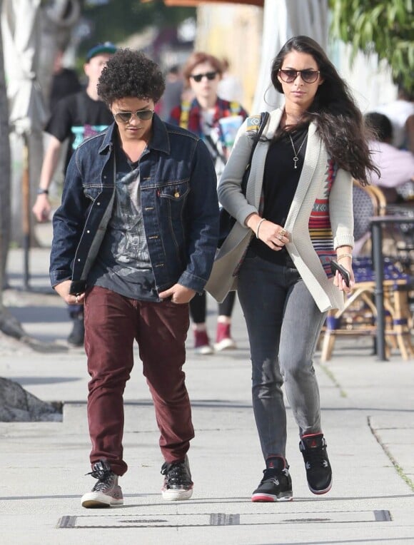 Bruno Mars et sa compagne Jessica Caban vont au restaurant à Los Angeles, le 18 mars 2013.