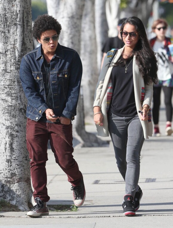 Bruno Mars et Jessica Caban vont au restaurant à Los Angeles, le 18 mars 2013.