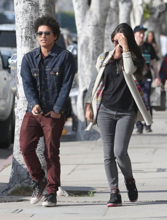 Bruno Mars et sa chérie Jessica Caban vont au restaurant à Los Angeles, le 18 mars 2013.