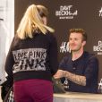David Beckham signe ses boites de caleçons pour ses fans lors d'un événement pour faire la promotion de ses sous-vêtements H&amp;M à Berlin le 19 mars 2013