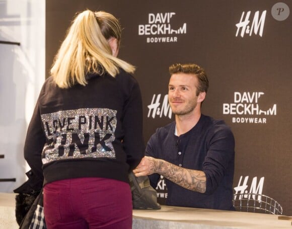 David Beckham signe ses boites de caleçons pour ses fans lors d'un événement pour faire la promotion de ses sous-vêtements H&M à Berlin le 19 mars 2013