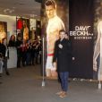 David Beckham, ravi de se voir torse nu en taille géante lors d'un événement pour faire la promotion de ses sous-vêtements H&amp;M à Berlin le 19 mars 2013
