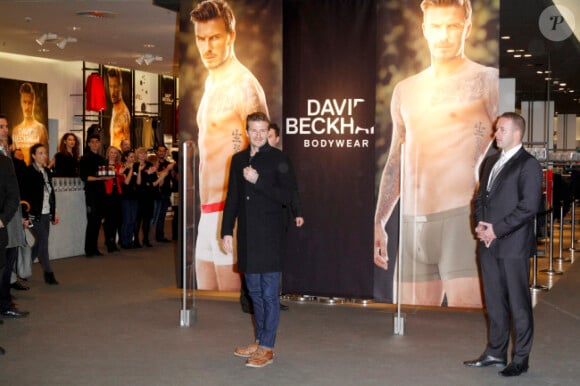 David Beckham, ravi de se voir torse nu en taille géante lors d'un événement pour faire la promotion de ses sous-vêtements H&M à Berlin le 19 mars 2013