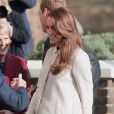  La main sur le ventre, un tic qui prend tout son sens... Kate Middleton, duchesse de Cambridge, enceinte de près de six mois, accompagnait son époux le prince William en visite sur un site de l'association Child Bereavement UK à Saunderton, dans le Buckinghamshire, le 19 mars 2013. 