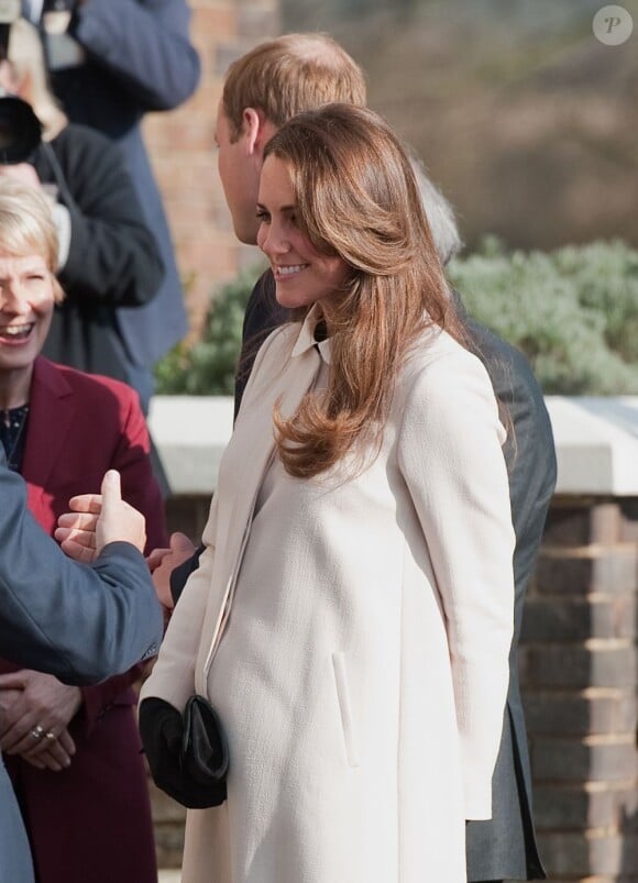La main sur le ventre, un tic qui prend tout son sens... Kate Middleton, duchesse de Cambridge, enceinte de près de six mois, accompagnait son époux le prince William en visite sur un site de l'association Child Bereavement UK à Saunderton, dans le Buckinghamshire, le 19 mars 2013.