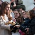  Acclamée, Kate Middleton, enceinte de près de six mois, accompagnait son époux le prince William en visite sur un site de l'association Child Bereavement UK à Saunderton, dans le Buckinghamshire, le 19 mars 2013. 