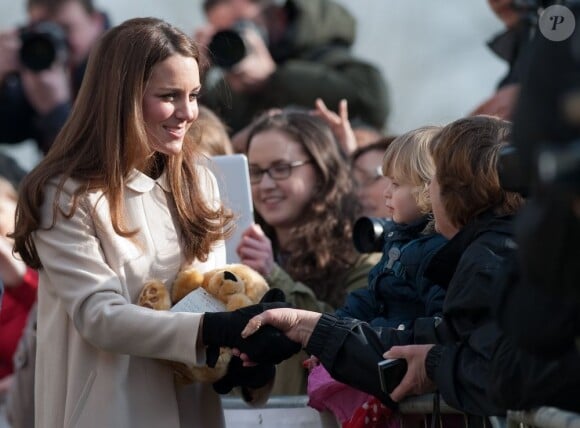 Acclamée, Kate Middleton, enceinte de près de six mois, accompagnait son époux le prince William en visite sur un site de l'association Child Bereavement UK à Saunderton, dans le Buckinghamshire, le 19 mars 2013.