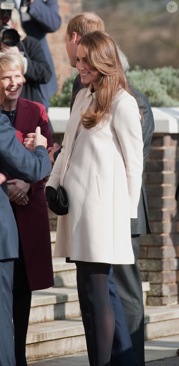 Kate Middleton, duchesse de Cambridge, enceinte de près de six mois, accompagnait son époux le prince William en visite sur un site de l'association Child Bereavement UK à Saunderton, dans le Buckinghamshire, le 19 mars 2013.