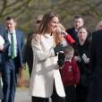  Kate Middleton, duchesse de Cambridge, enceinte de près de six mois, accompagnait son époux le prince William en visite sur un site de l'association Child Bereavement UK à Saunderton, dans le Buckinghamshire, le 19 mars 2013. 