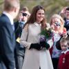 Des fleurs pour Catherine, des poignées de main froides pour William ! Kate Middleton, duchesse de Cambridge, enceinte de près de six mois, accompagnait son époux le prince William en visite sur un site de l'association Child Bereavement UK à Saunderton, dans le Buckinghamshire, le 19 mars 2013.