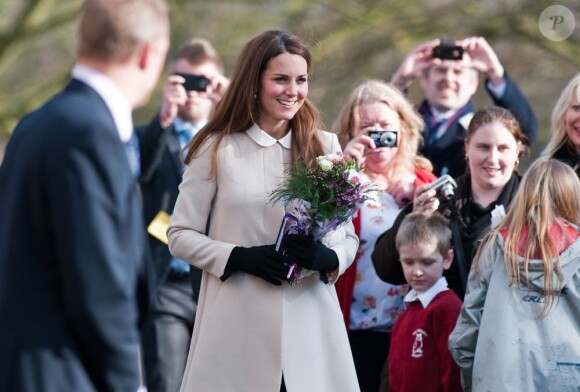 Des fleurs pour Catherine, des poignées de main froides pour William ! Kate Middleton, duchesse de Cambridge, enceinte de près de six mois, accompagnait son époux le prince William en visite sur un site de l'association Child Bereavement UK à Saunderton, dans le Buckinghamshire, le 19 mars 2013.