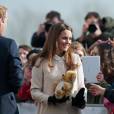  Le bébé royal ne manquera pas de peluches... Kate Middleton, duchesse de Cambridge, enceinte de près de six mois, accompagnait son époux le prince William en visite sur un site de l'association Child Bereavement UK à Saunderton, dans le Buckinghamshire, le 19 mars 2013. 