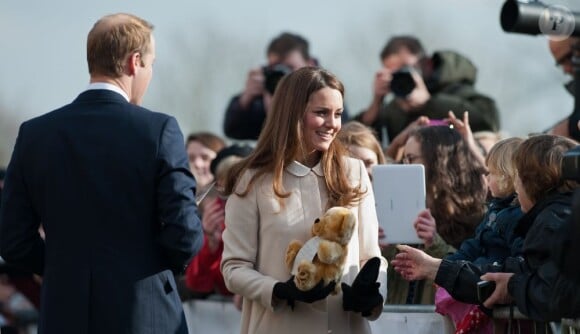 Le bébé royal ne manquera pas de peluches... Kate Middleton, duchesse de Cambridge, enceinte de près de six mois, accompagnait son époux le prince William en visite sur un site de l'association Child Bereavement UK à Saunderton, dans le Buckinghamshire, le 19 mars 2013.