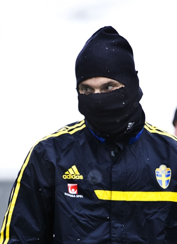 Zlatan Ibrahimovic s'entraîne sous la neige avec la Suède à Stockholm le 19 mars 2013.