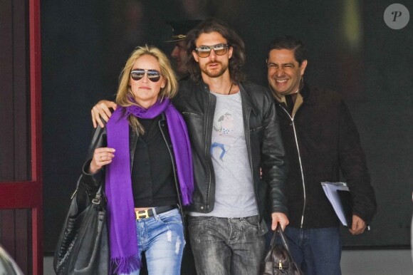 Sharon Stone arrive avec son boyfriend Martin Mica à l'aéroport Sao Carneiro, Porto, le 21 mars 2013.