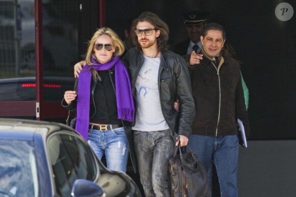 Sharon Stone collée à son amoureux Martin Mica débarquent à l'aéroport Sao Carneiro, Porto, le 21 mars 2013.