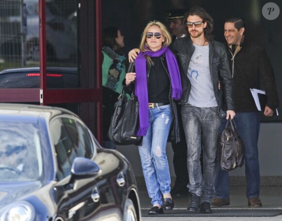Sharon Stone arrive radieuse à l'aéroport Sao Carneiro, Porto, le 21 mars 2013.