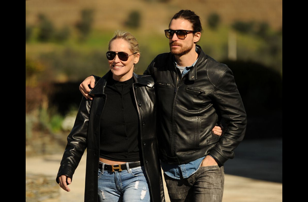 Photo : Sharon Stone, une blonde radieuse et lookée au côté de son ...