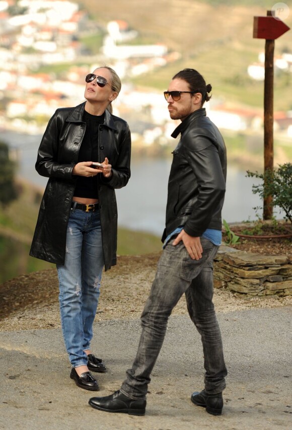 Sharon Stone et Martin Mica admirant les décors de la vallée du Douro, Portugal, le 21 mars 2013.