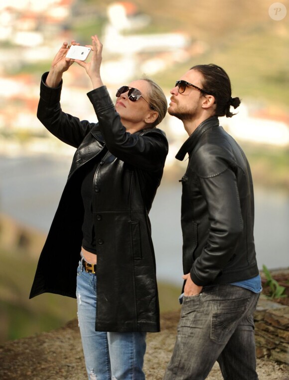 Sharon Stone et son ventre parfait, immortalise les beaux décors folkloriques dans la vallée du Douro, Portugal, le 21 mars 2013.