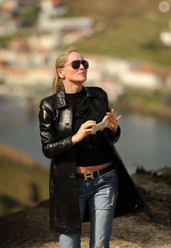 Sharon Stone profite de sa balade dans le vignoble de Quinta das Carvalhas, vallée du Douro, Portugal, le 21 mars 2013.