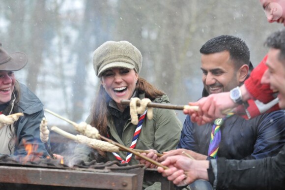 Cuisine au feu de bois sous la neige, la classe ! Kate Middleton, duchesse de Cambridge, enceinte de près de six mois, prenait part à un entraînement de bénévoles de l'Association des Scouts au Great Tower Scout Camp près de Newby Bridge, en Cumbrie (nord-ouest de l'Angleterre), le 22 mars 2013.