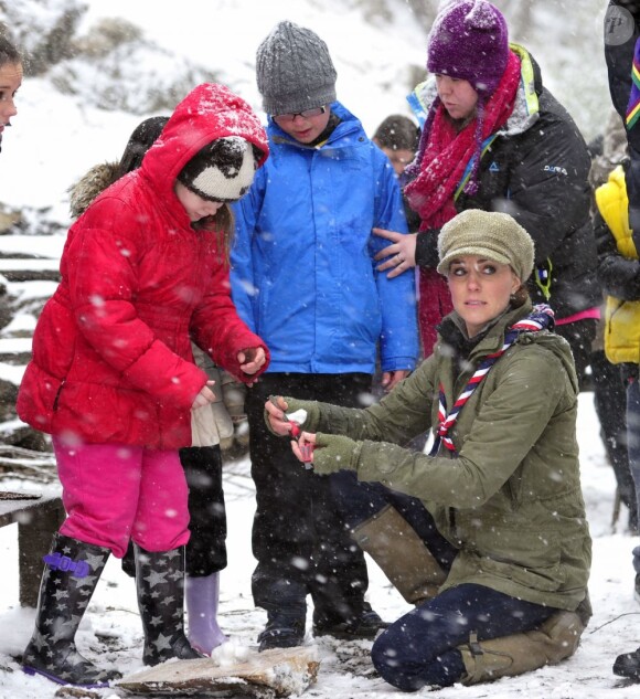 Une bénévole au coeur de l'action. Kate Middleton, duchesse de Cambridge, enceinte de près de six mois, prenait part à un entraînement de bénévoles de l'Association des Scouts au Great Tower Scout Camp près de Newby Bridge, en Cumbrie (nord-ouest de l'Angleterre), le 22 mars 2013.