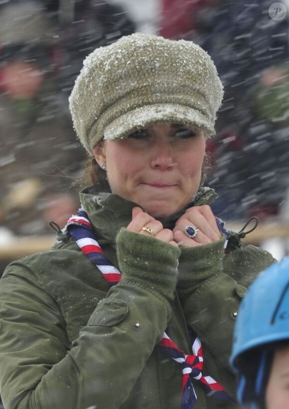 Un peu frigorifiée, tout de même... Kate Middleton, duchesse de Cambridge, enceinte de près de six mois, prenait part à un entraînement de bénévoles de l'Association des Scouts au Great Tower Scout Camp près de Newby Bridge, en Cumbrie (nord-ouest de l'Angleterre), le 22 mars 2013.
