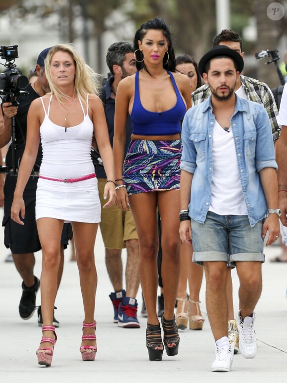 Marie, Nabilla et Alban sur le tournage des Anges de la télé-réalité 5 à Miami, le 22 mars 2013