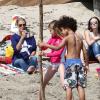 Heidi Klum en compagnie de ses parents, Erma et Gunther, a emmené ses enfants Leni, Henry Samuel et Lou à la plage à Malibu, après avoir déjeuné chez Nobu, le 23 mars 2013 - Le mannequin immortalise les prouesses de ses enfants