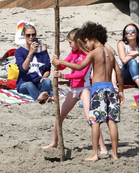 Heidi Klum en compagnie de ses parents, Erma et Gunther, a emmené ses enfants Leni, Henry Samuel et Lou à la plage à Malibu, après avoir déjeuné chez Nobu, le 23 mars 2013 - Le mannequin immortalise les prouesses de ses enfants