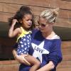 Heidi Klum en compagnie de ses parents, Erma et Gunther, a emmené ses enfants Leni, Henry Samuel et Lou à la plage à Malibu, après avoir déjeuné chez Nobu, le 23 mars 2013 - Heidi Klum et l'adorable Lou en maillot de bain !
