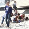 Heidi Klum en compagnie de ses parents, Erma et Gunther, a emmené ses enfants Leni, Henry Samuel et Lou à la plage à Malibu, après avoir déjeuné chez Nobu, le 23 mars 2013
