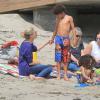 Heidi Klum en compagnie de ses parents, Erma et Gunther, a emmené ses enfants Leni, Henry Samuel et Lou à la plage à Malibu, après avoir déjeuné chez Nobu, le 23 mars 2013
