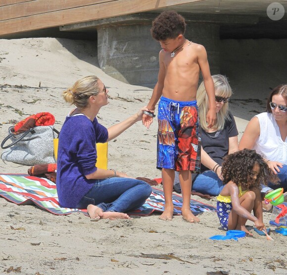 Heidi Klum en compagnie de ses parents, Erma et Gunther, a emmené ses enfants Leni, Henry Samuel et Lou à la plage à Malibu, après avoir déjeuné chez Nobu, le 23 mars 2013