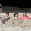 Heidi Klum en compagnie de ses parents, Erma et Gunther, a emmené ses enfants Leni, Henry Samuel et Lou à la plage à Malibu, après avoir déjeuné chez Nobu, le 23 mars 2013 - Les quatre enfants se sont ensevelis dans le sable
