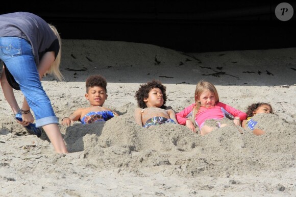 Heidi Klum en compagnie de ses parents, Erma et Gunther, a emmené ses enfants Leni, Henry Samuel et Lou à la plage à Malibu, après avoir déjeuné chez Nobu, le 23 mars 2013 - Les quatre enfants se sont ensevelis dans le sable