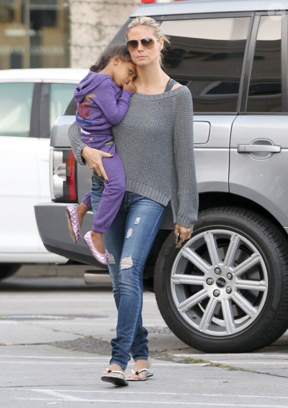 Heidi Klum et sa fille Lou dans les bras à Brentwood, le 23 mars 2013