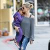 Heidi Klum et sa fille Lou dans les bras à Brentwood, le 23 mars 2013