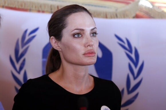 Angelina Jolie à la rencontre de réfugiés et de réprésentants d'associations dans le camp de Jordanie, le 11 septembre 2012