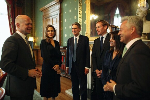William Hague, Angelina Jolie, Philip Hammond, Jeremy Browne, Lynne Featherstone et Alan Duncan à Londres le 29 mai 2012