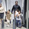Brad Pitt et Angelina Jolie avec leurs enfants à la Nouvelle-Orléans le 20 mars 2011