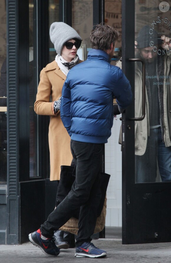 La belle Anne Hathaway et son mari Adam Shulman se promènent à New York le 25 mars 2013.
