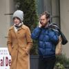 Anne Hathaway et son mari Adam Shulman se promènent à New York le 25 mars 2013.